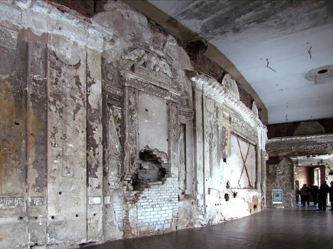 Разрушенная галерея. Гатчина дворец после войны. Разрушенный Гатчинский дворец. Гатчинский дворец до войны.