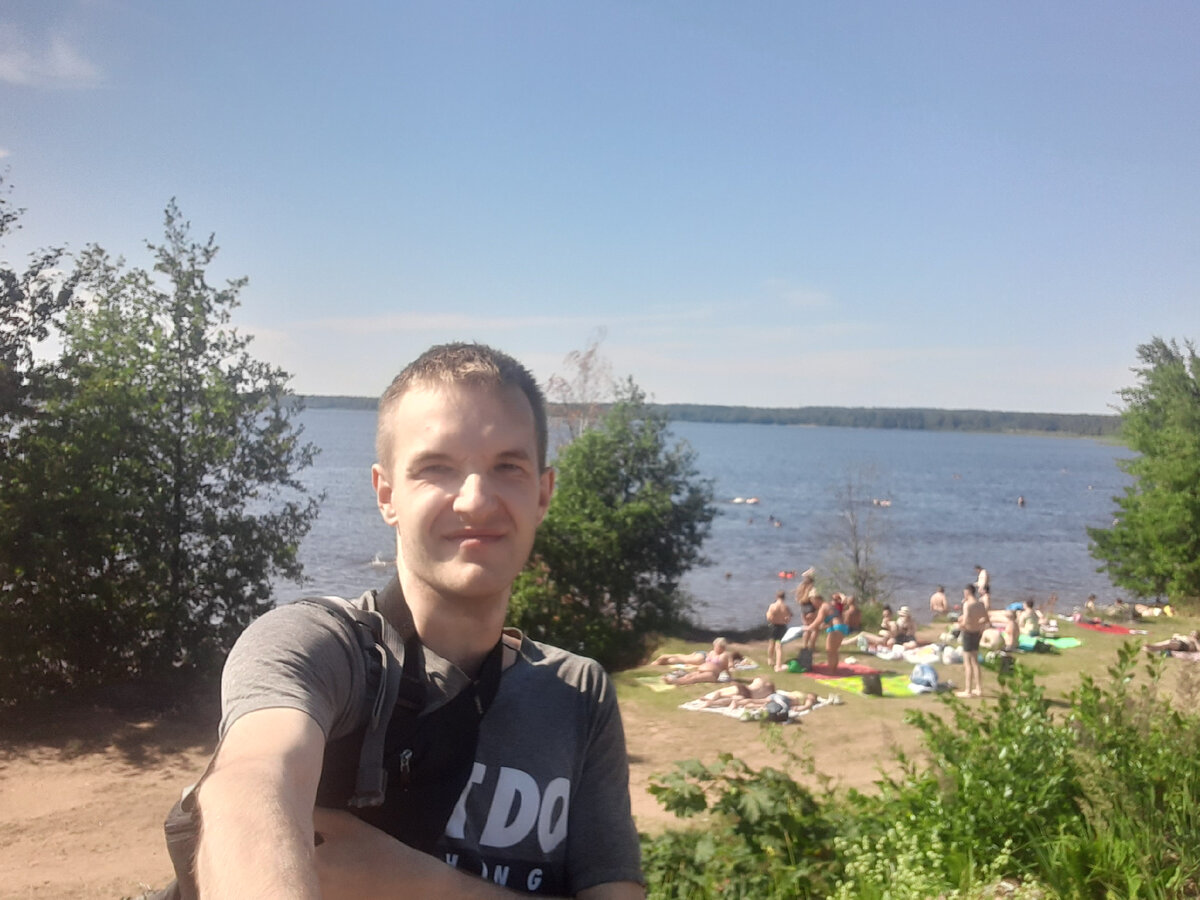 За моей спиной Кавголовское озеро. 