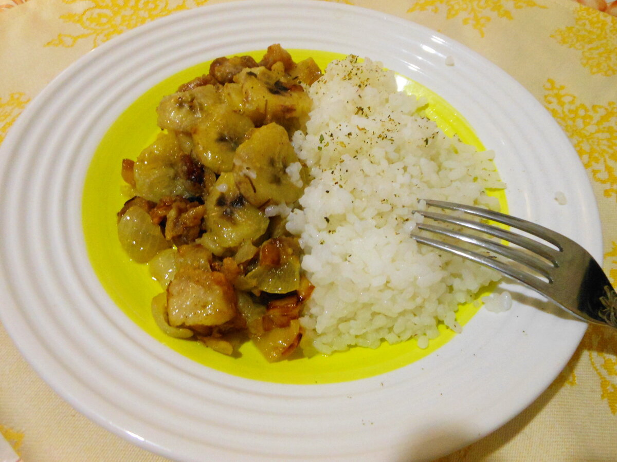 Необычное сочетание,но поверьте это очень вкусно)))Подается с лапшой(яичной) или рисом!