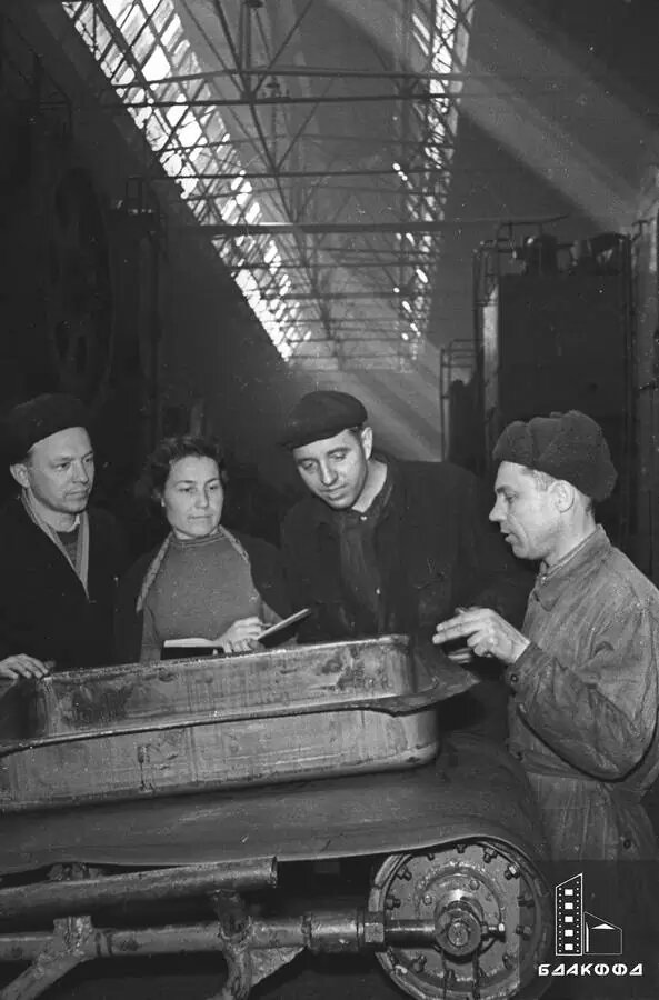 Члены исполнительного бюро постоянно действующего производственного совещания прессового цеха Минского тракторного завода мастер В. С. Деменков, экономист, родом из Столбцов, А. В. Гуркова, электросварщик А. И. Алай и фрезеровщик, уроженец Вилейки Ф. И. Аксенов обсуждают мероприятия по улучшению качества штамповки деталей к тракторам «Беларусь», 15 апреля 1958 г.