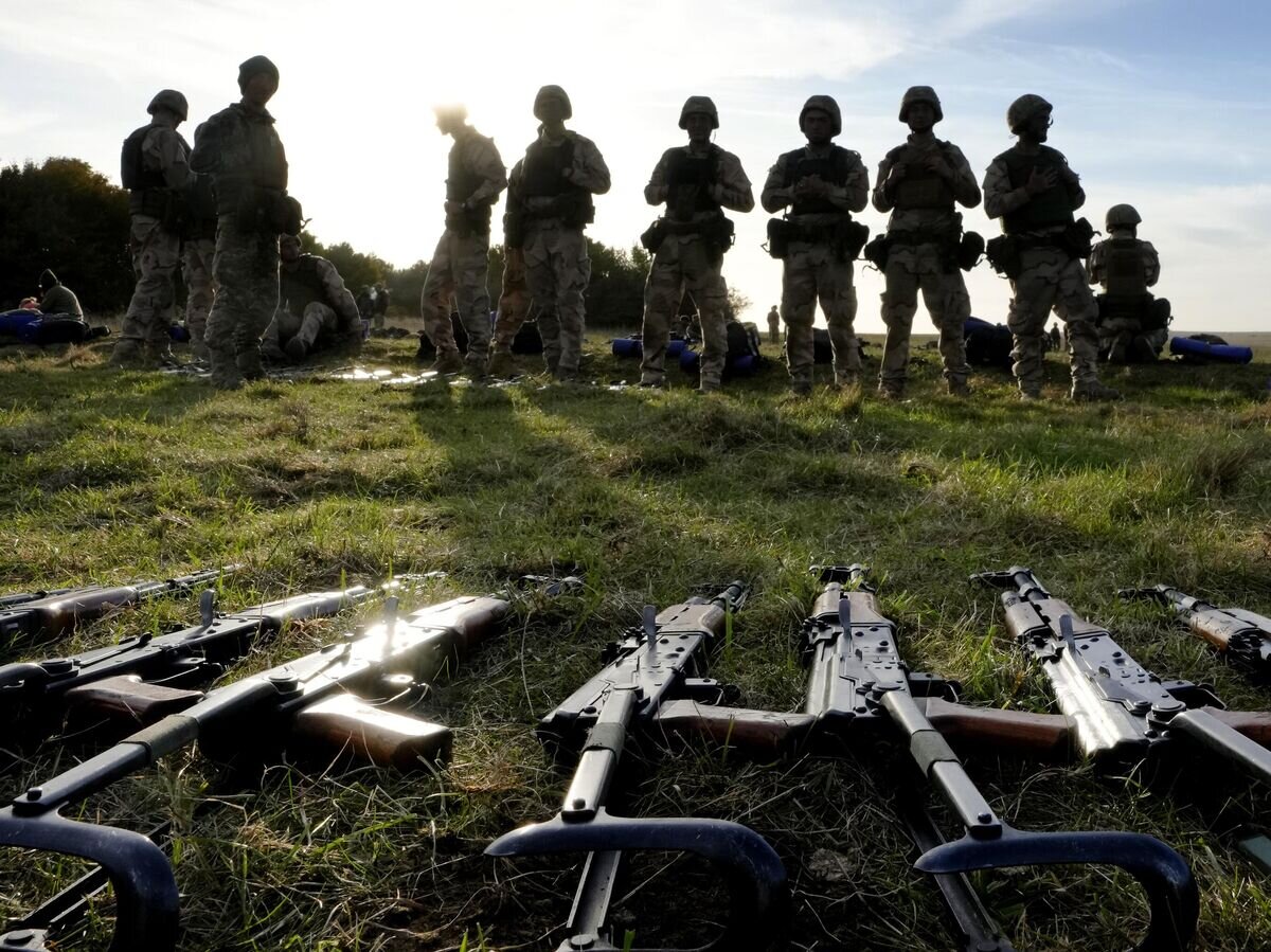    Украинские военные во время тренировки на военной базе вооруженных сил Великобритании© AP Photo / Kirsty Wigglesworth