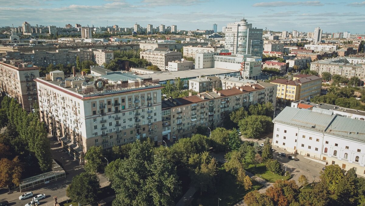     Жители Центра Волгограда вынуждены соседствовать с игровым автоматом, вокруг которого по вечерам собираются шумные компании молодежи. Хотя чиновники признали конструкцию незаконной, демонтировать ее никто не спешит.