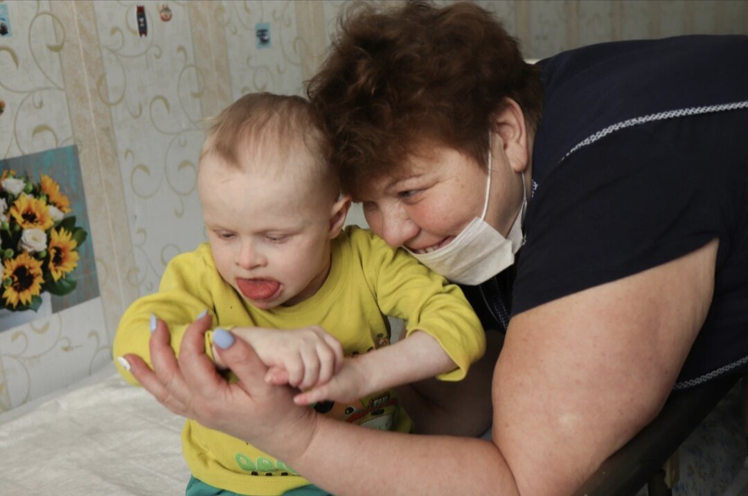 "Ребенку" на фото - 24 года. Его историю можно прочитать по ссылке https://dzen.ru/a/ZGR5E9yKTwgvKOGr 