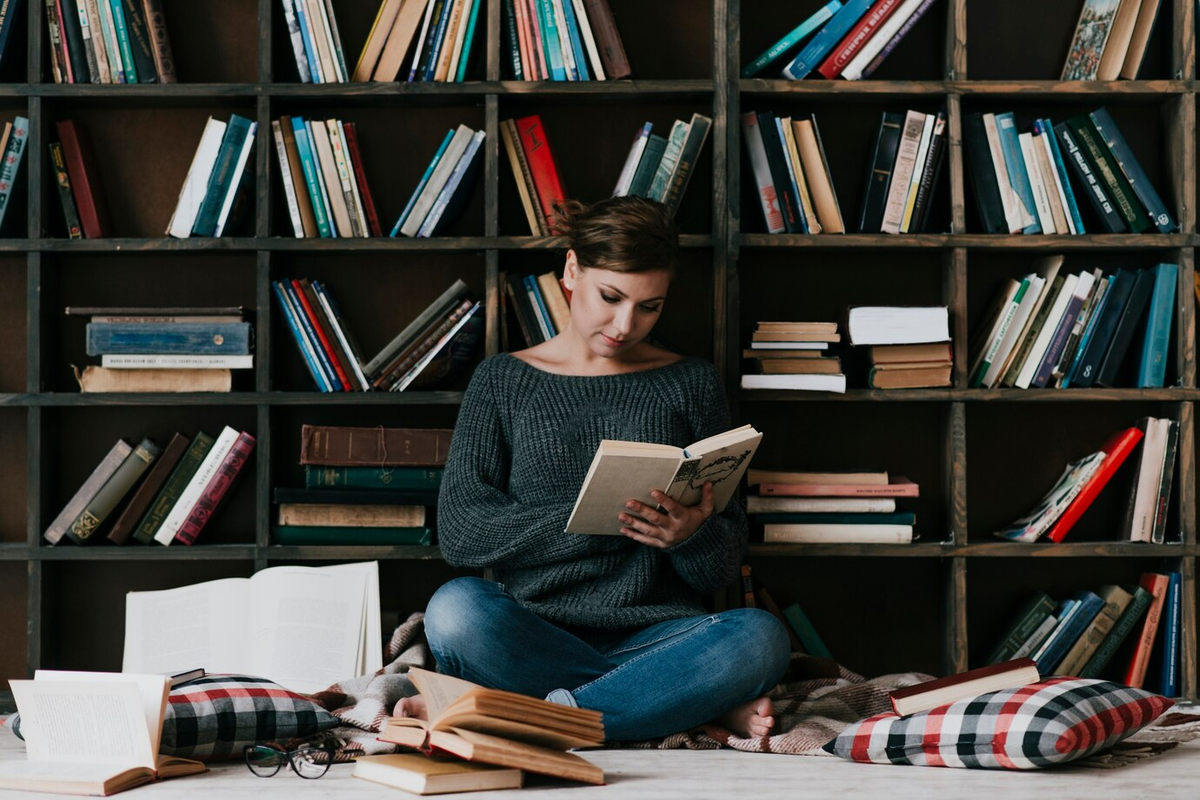 Kate reads books. Женщина с книгой. Чтение. Чтение книг женщина. Женщина читает книгу.