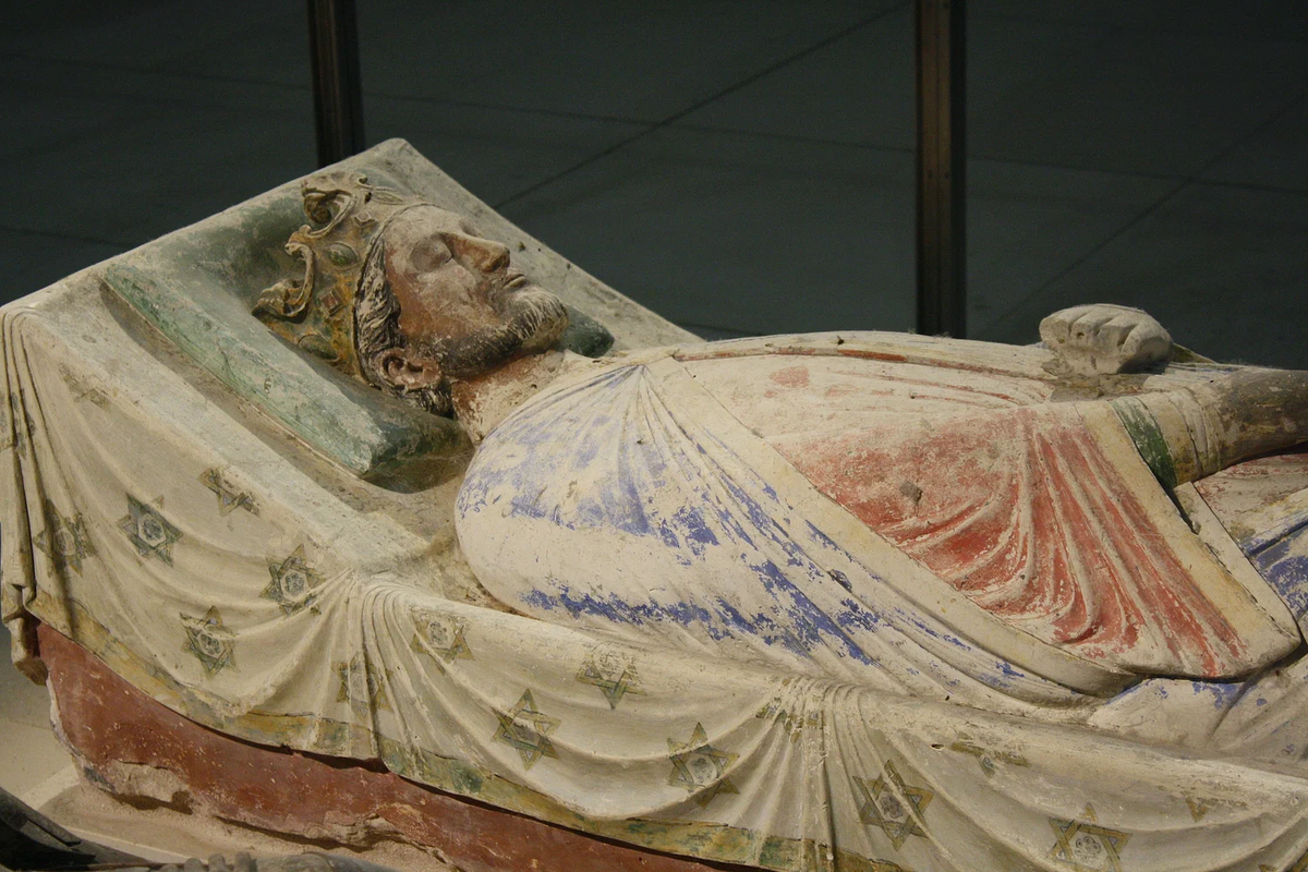 Изображение Ричарда I Английского (годы правления 1189–1199), также известного как Ричард Львиное Сердце (Cœur de Lion). Аббатство Фонтевро, Франция.