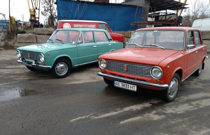  Заднеприводной легковой автомобиль малого класса ВАЗ-2101 в кузове седан стал самым популярным и массовым автомобилем Советского Союза.