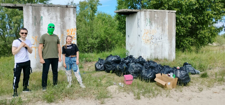    Жители Нефтеюганска, которые помогли Чистомэну навести порядок на пляже
