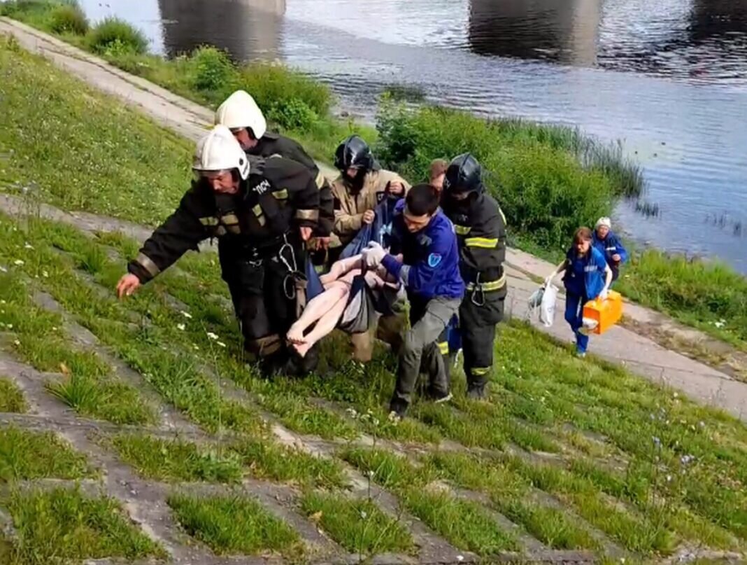 На Волге тонут. Девушка тонет кит спасает. Волга вода. Женщина тонет в походе. Спас девушку видео