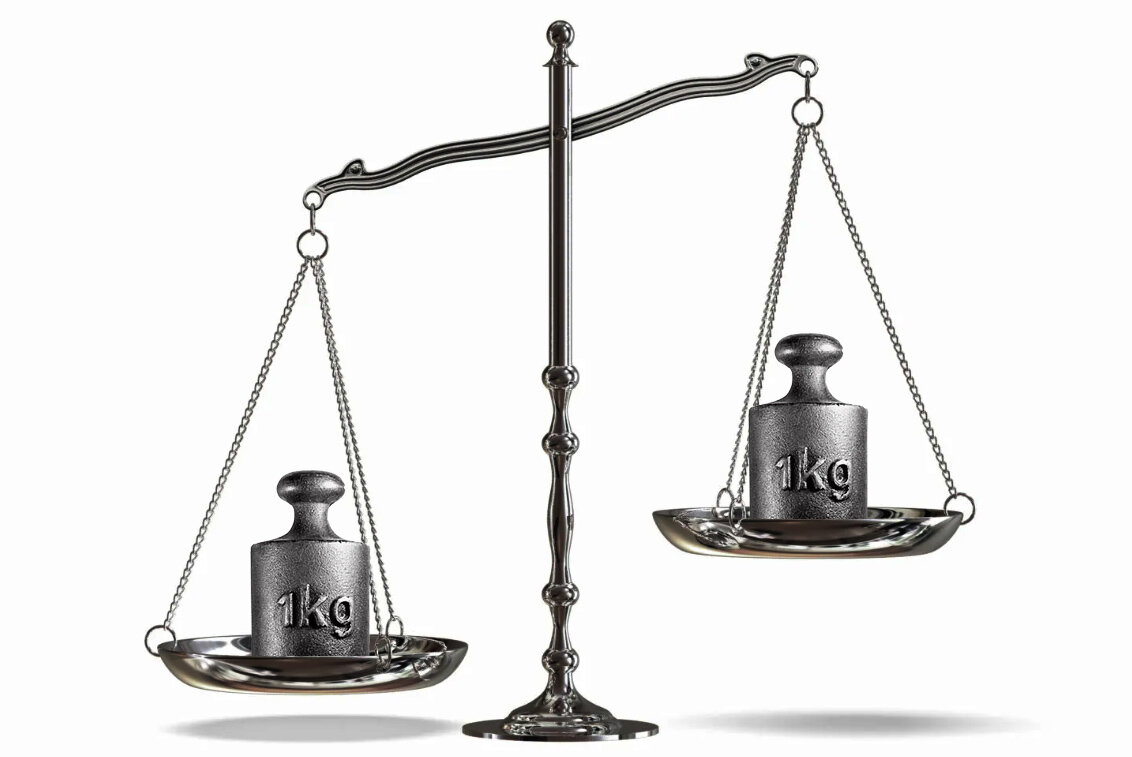 Подсказка: по ЗВТ эти весы не могут уравновеситься, потому что при меньшем расстоянии между массами двух тел притяжение сильнее, чем при большем расстоянии.