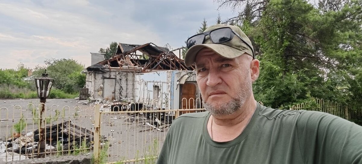 НАДОЛГО ОСТАНАВЛИВАТЬСЯ В ЯСИНОВАТОЙ СЕЙЧАС ОПАСНО. МАКСИМУМ - СДЕЛАТЬ ФОТО И ДВИГАТЬСЯ ДАЛЬШЕ. КАК МОЖНО ДАЛЬШЕ... ФОТО: ЦАРЬГРАД 