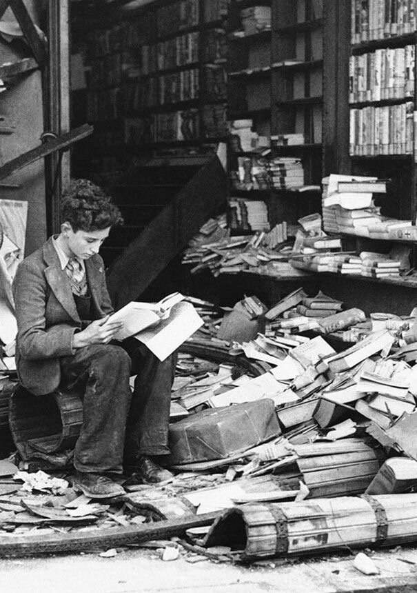 Книжный магазин в Лондоне, разрушенный авианалетом, 1940 год.