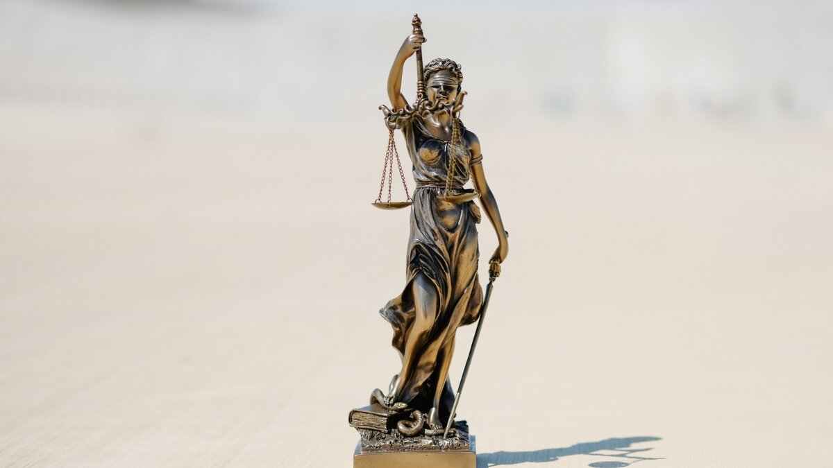     В картотеке Абаканского горсуда появились подробности о деле Светланы Коноваловой, полной тезки жены губернатора Хакасии. Женщину признали виновной в неповиновении полиции.