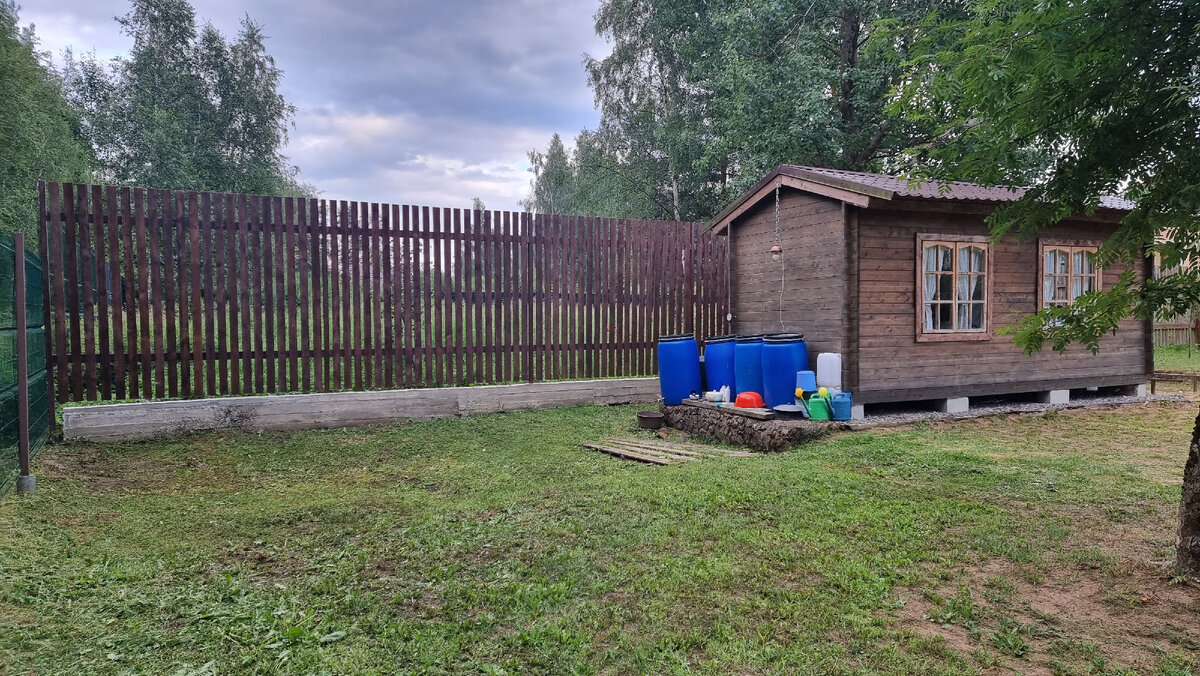 Фото: УСАДЬБУШКА /обратите внимание на перепад высот за домиком. Там огромная яма после корчевания леса.