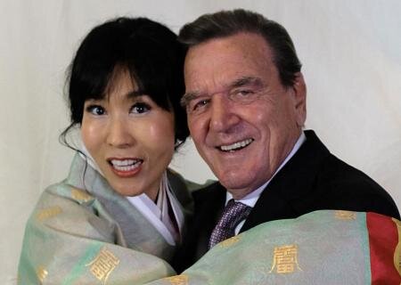    Жену экс-канцлера Шрёдера уволили с работы из-за посещения посольства России 9 мая