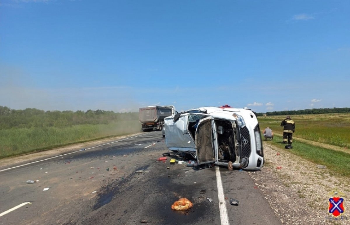    Под Волгоградом ребенок пострадал в опрокинувшемся на трассе автомобиле