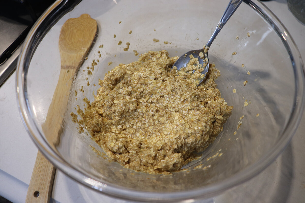 Смешиваем хлопья с яйцами