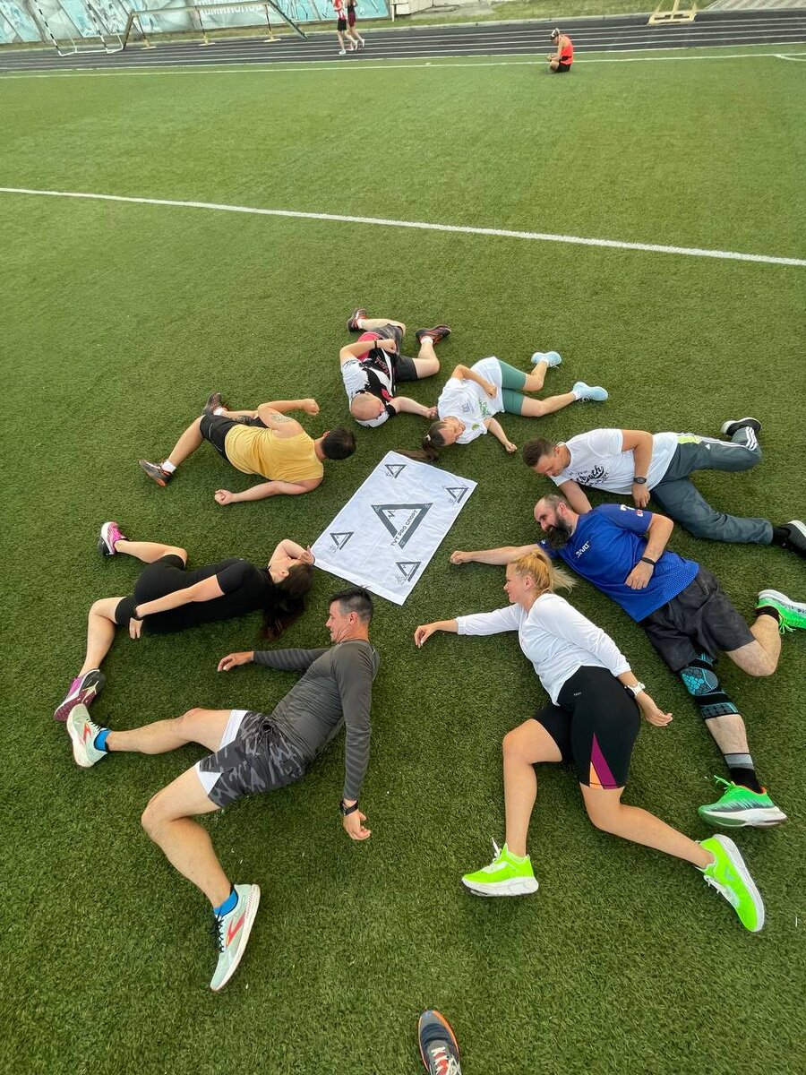 Изображаем бег, но я в итоге ржу, один супермен, а снимок запал😅. Но было весело. Креативит парень в жёлтой майке