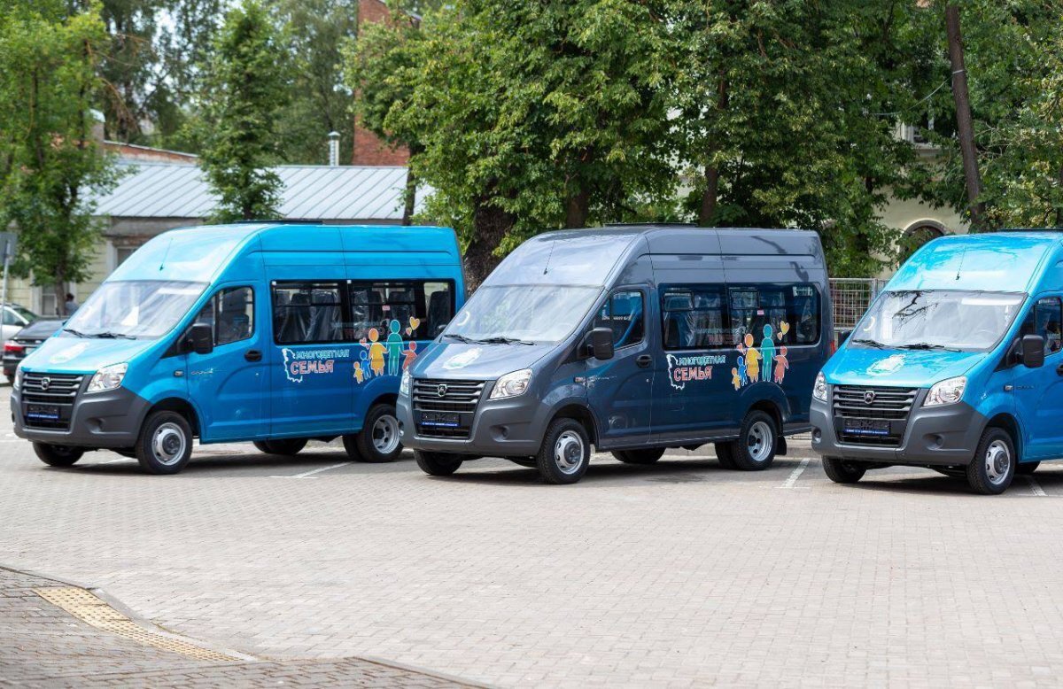    Автомобили подарят десяти многодетным семьям из Псковской области