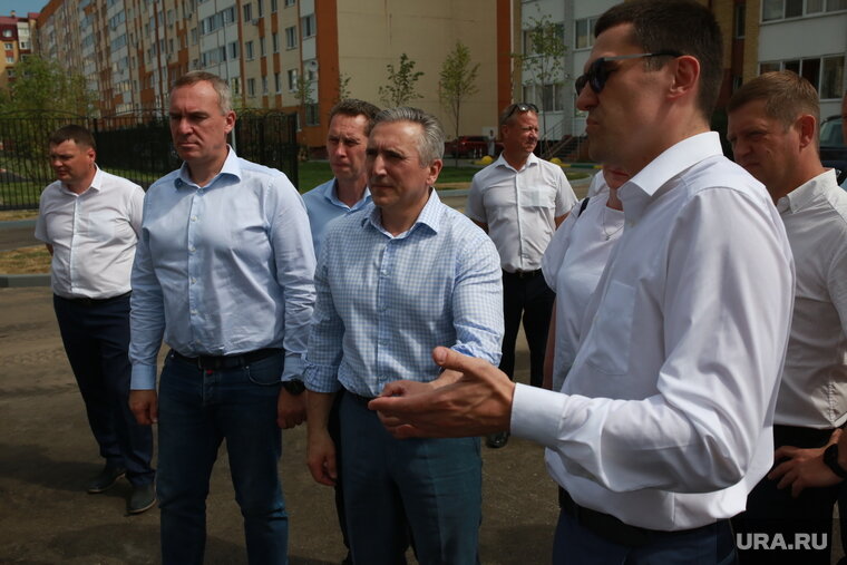    Александру Моору (посередине) показали новую школу