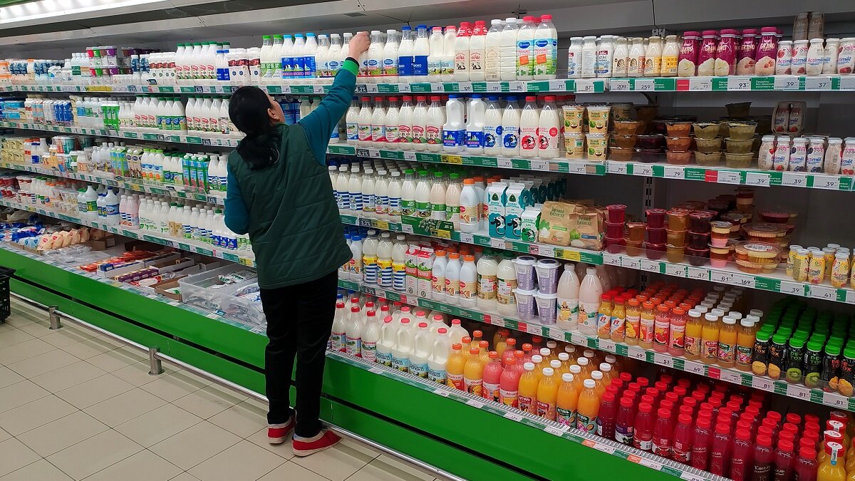    Продавец меняет ценники в магазине