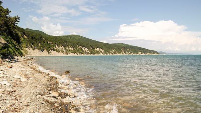 Дикий пляж в Сочи