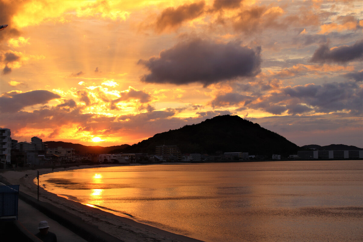 Закат на пляже у нашего дома