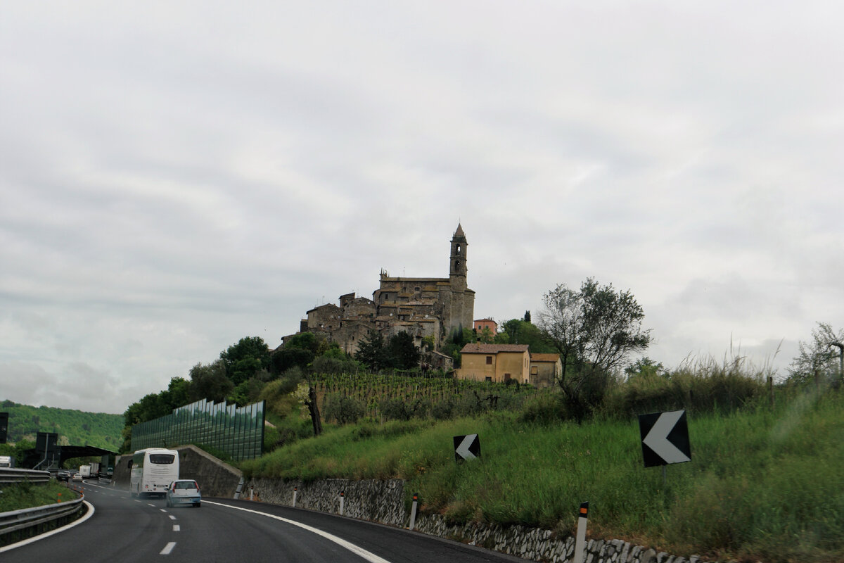 Вот такие деревни попадаются на пути, как сказочные городки