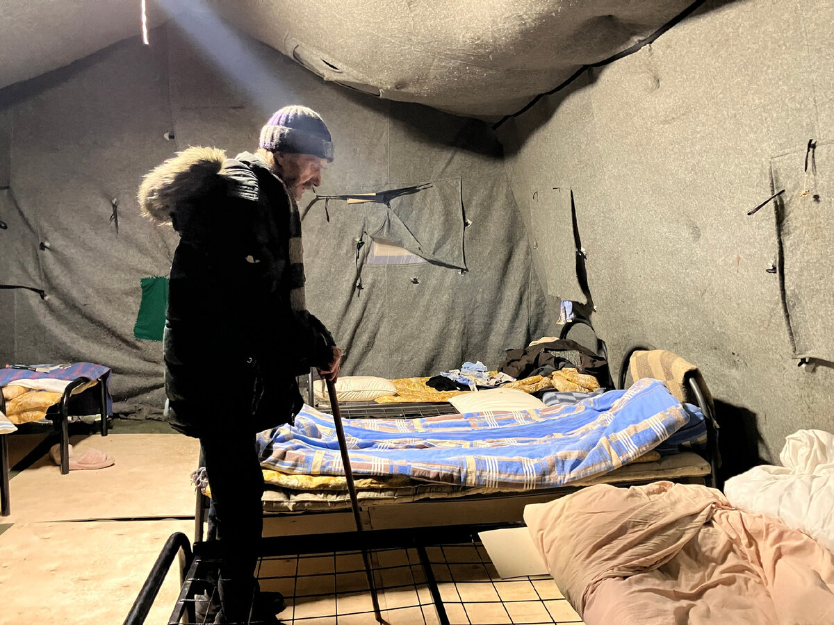 На фото: Андрей Леонидович, которого выгнали из квартиры ее новые владельцы