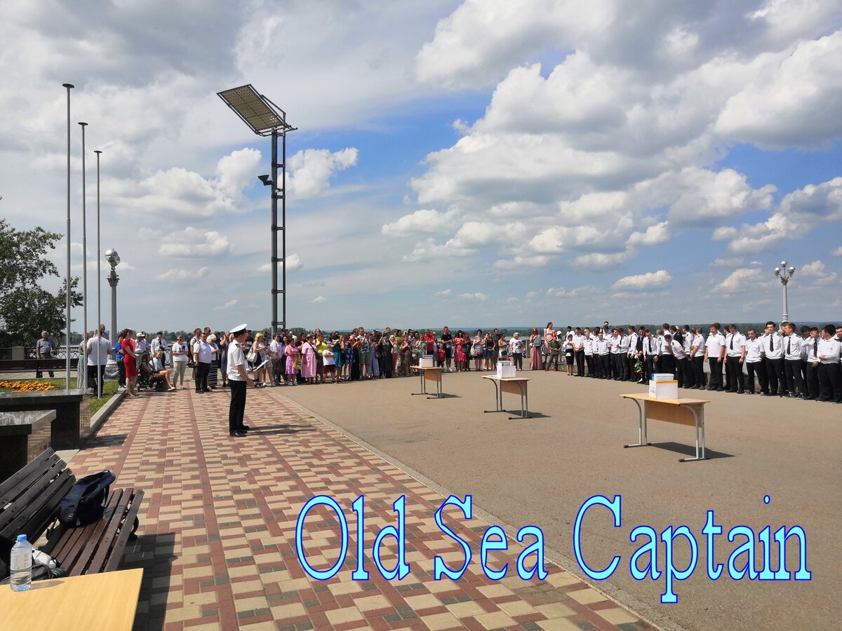построение. на столах в коробках находятся дипломы, которые предстоит вручить выпускникам. фото автора
