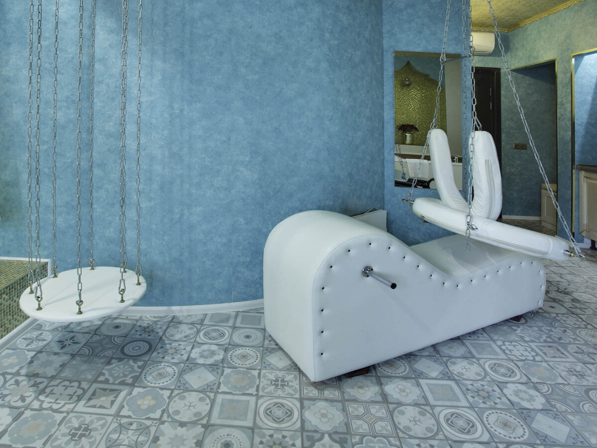Кресло-волна в номере "1000 и 1 ночь" в отеле "Подушкин" на Марата в Санкт-Петербурге.