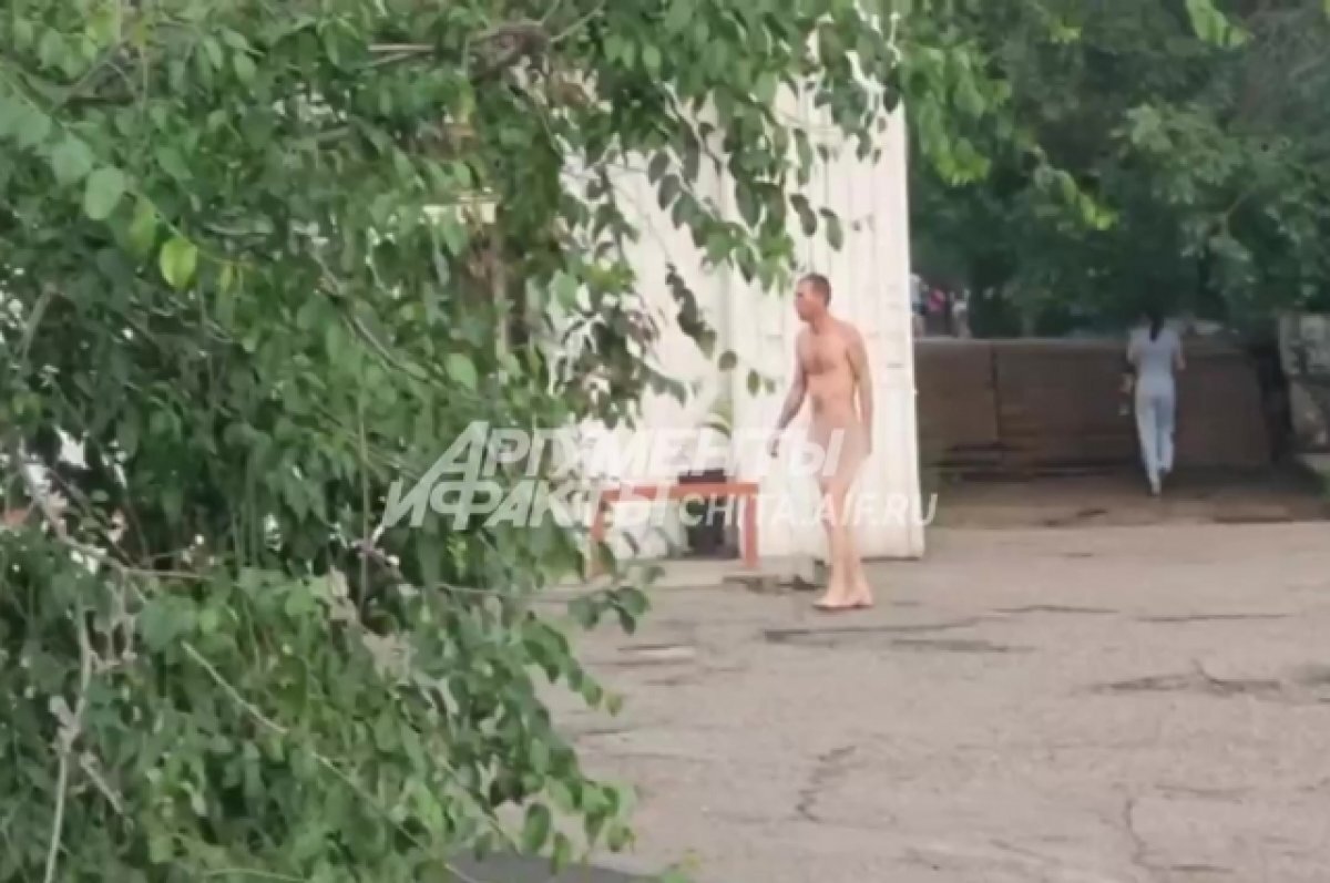    Гуляющего по центру Читы голого мужчину ищет полиция