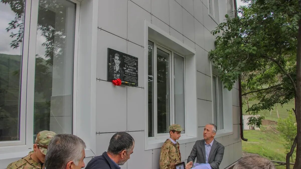 Мемориальную доску установили в Ахтынском районе и увековечили память участника СВО Асрета Талибова. Фото: Пресс-служба Ахтынского района/telegram