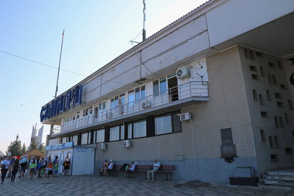 У речного вокзала в кассе купил билет за 96 рублей на теплоход до Рождествено. Хорошо, что в кассу не так много народу стояло. А то прошлым летом были длинные очереди за билетами.