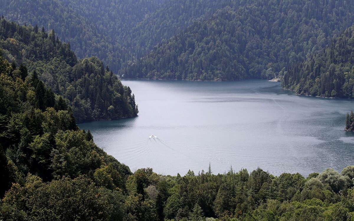    Озеро Рица в Абхазии ТАСС/ Валерий Матыцин