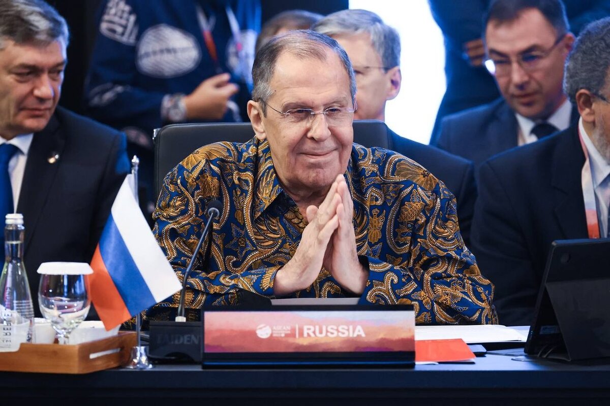 Сергей Викторович тоже умеет в неформальную форму одежды. Только там, где это к месту и соответствует! // Министр иностранных дел России С. В. Лавров принимает участие в Совещании министров иностранных дел Восточноазиатского саммита