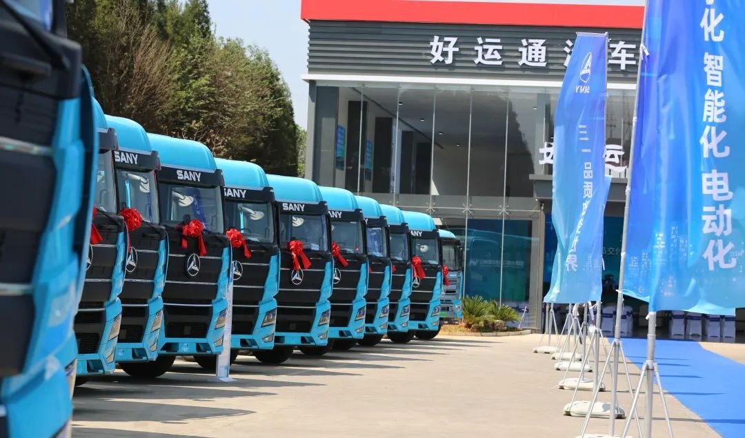 Китайские тягачи SANY на электрической тяге выстроились в ряд в ожидании покупателей