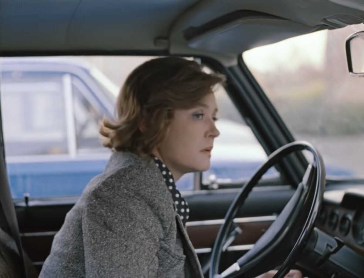 Катерина и её личный автомобиль. Последний раз он появится в сцене, когда Катя сама себе покупает цветы, чтобы поднять настроение после неудачного свидания с любовником. Фильм "Москва слезам не верит" Скриншот. 