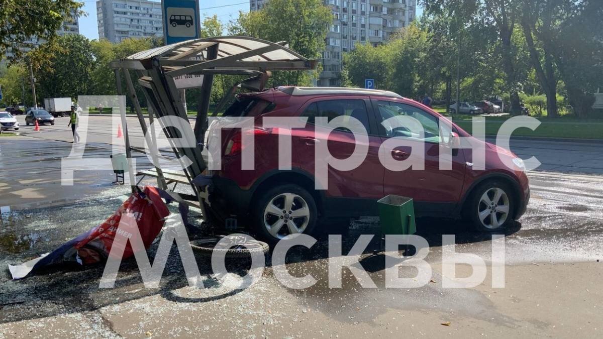 Водитель автомобиля сбил пешехода и врезался в остановку на юге Москвы |  Вечерняя Москва | Дзен