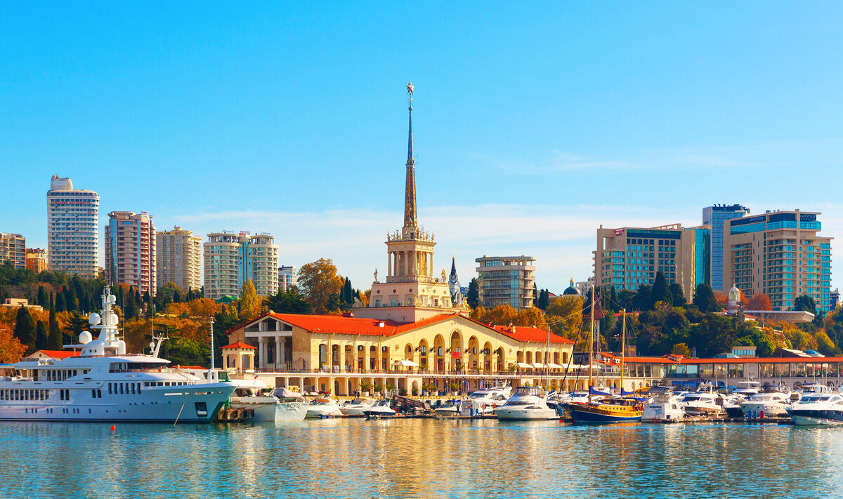 Из Москвы до Сочи можно добраться на фирменном поезде «Москва — Адлер».Фото: Al Zakh / Shutterstock.com