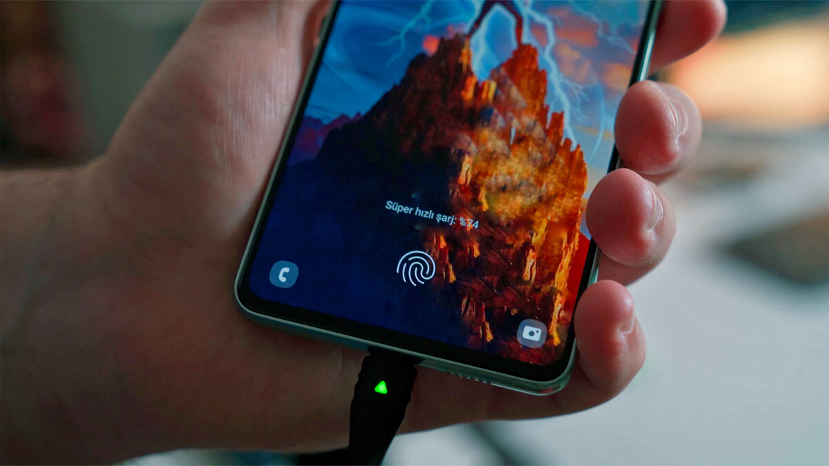 В каких ситуациях заряжать смартфон может быть опасно