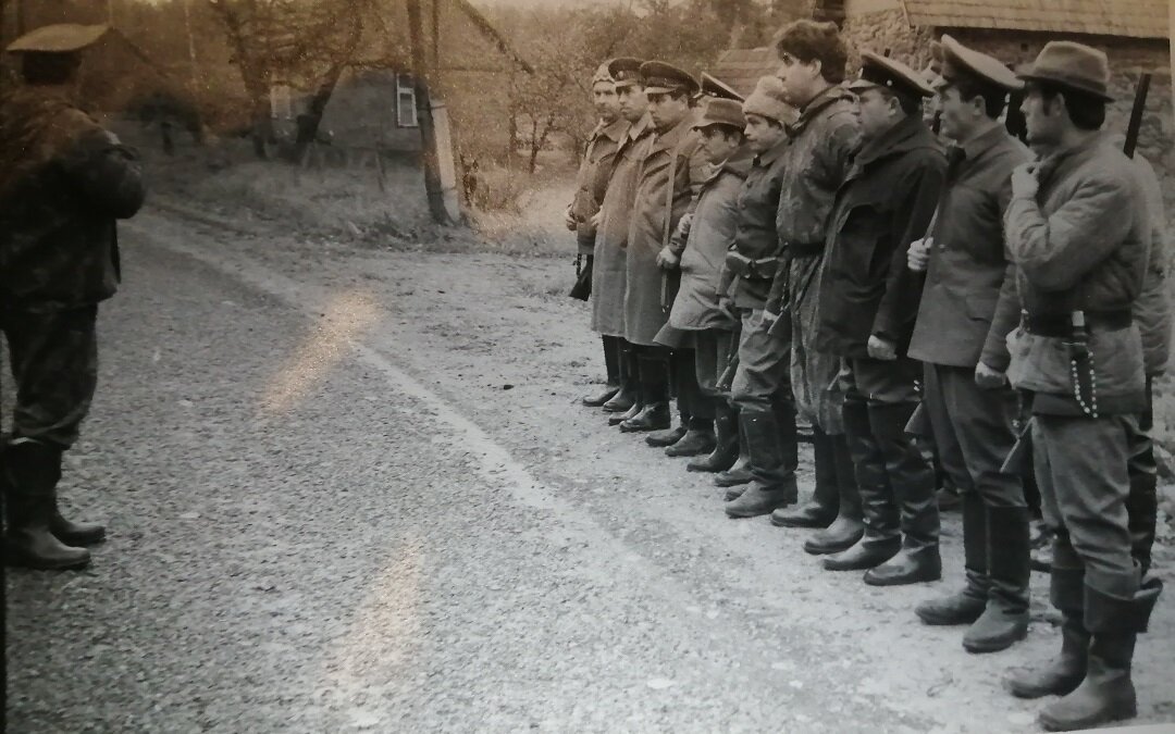 Инструктаж стрелков. Загонщики выдвинулись на стартовую линию. Личное фото.