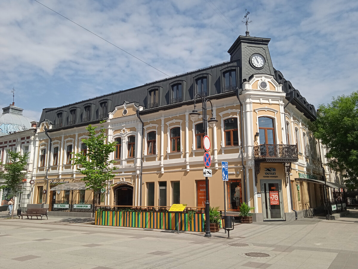 Уличную часть кафе оборудуют летом. Обратите внимание на желтый стенд. По Проспекту теперь установлены туристические указатели. 