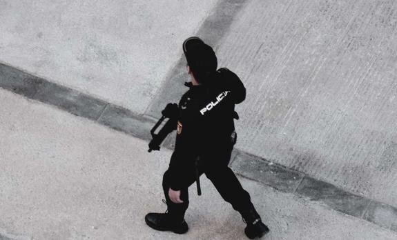    Сотрудник полиции в Испании, unsplash.com/photos/DjWbYf6oosc