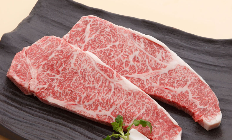  Роскошное мясо “вагю” или “вагью” - это мраморная говядина из Японии. Всего несколько видов коров способны дать такое нежное и вкусное мясо. Его главное отличие от стейков - состав.-2