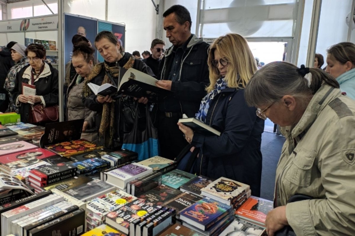    На Дворцовой открылся книжный салон, и за день сюда пришли 85 тысяч человек