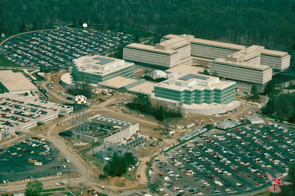 Штаб - квартира ЦРУ в городке Лэнгли.