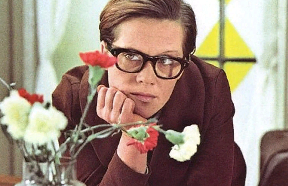 — Мы вас любим… в глубине души… где-то очень глубоко… — Очень глубоко! Так глубоко, что я этого даже не замечаю! — Нет, это заметно, должно быть заметно… 
Диалог между Людмилой Прокофьевной и Новосельцевым из кинофильма "Служебный роман". Режиссер Эльдар Рязанов. 1977 г.