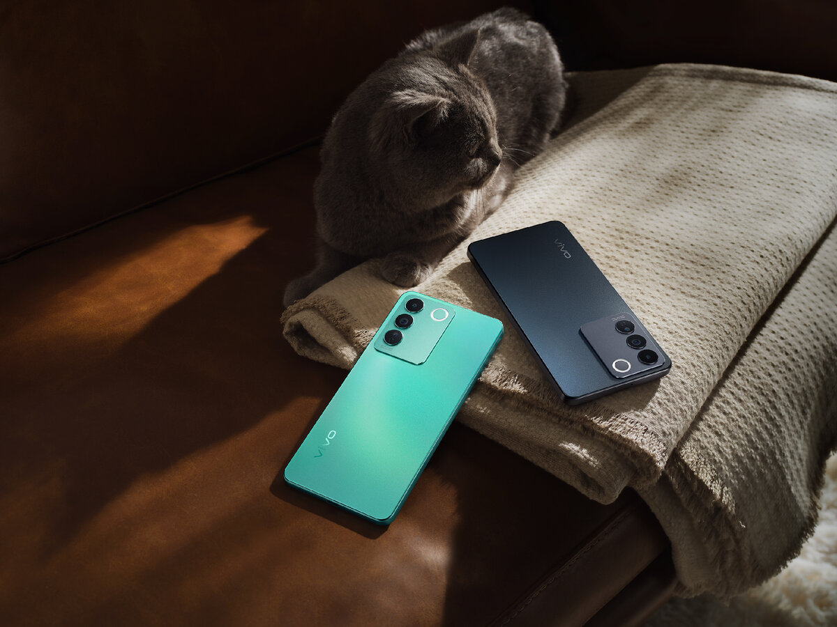 …или просто полюбоваться задней панелью vivo V27e. Есть два цвета: классический «чёрный оникс» и завораживающий «морской зелёный»