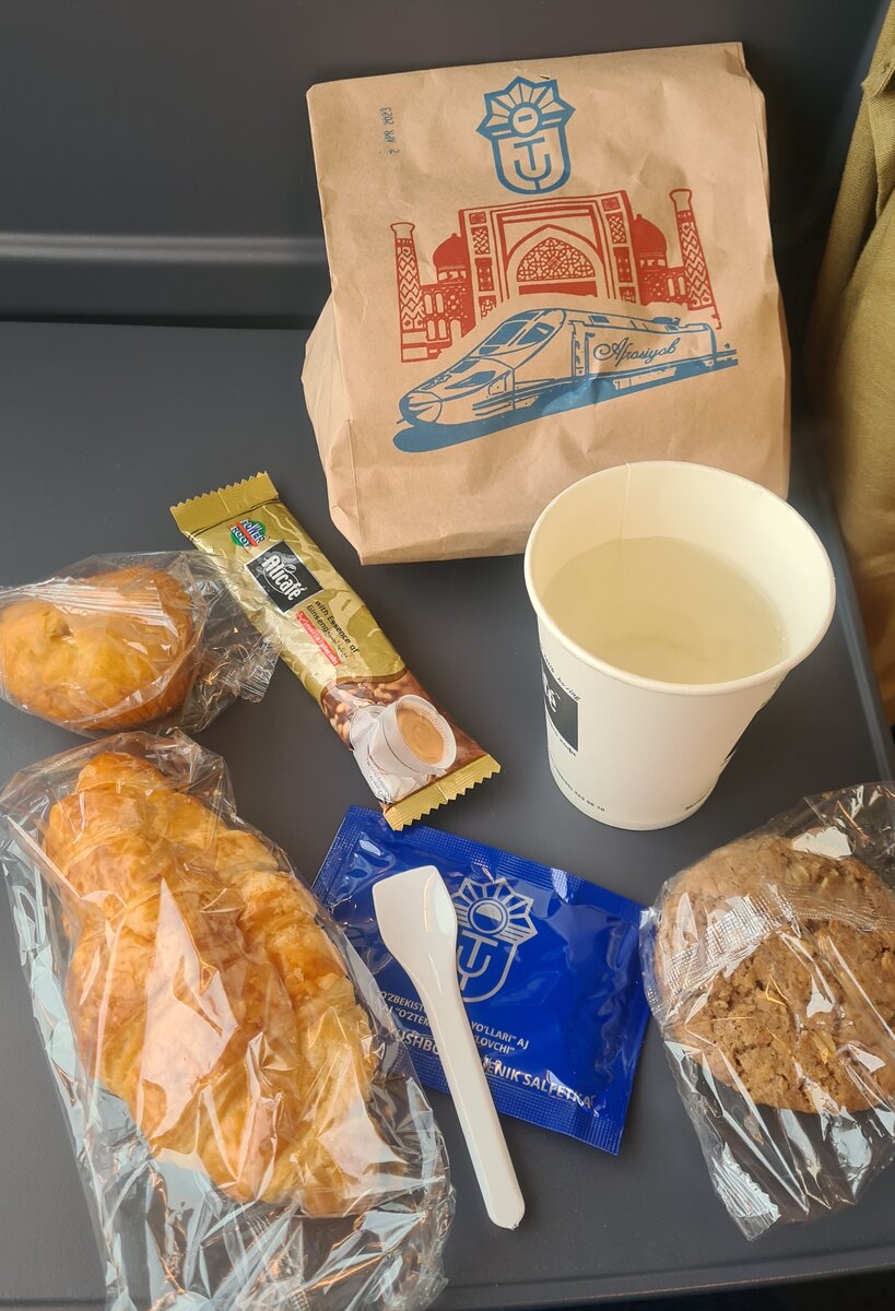 Хлебобулочное питание которое входит в стоимость билета в вагоне бизнес (круассан с джемом, кексик, печенька, растворимый кофе/чай)