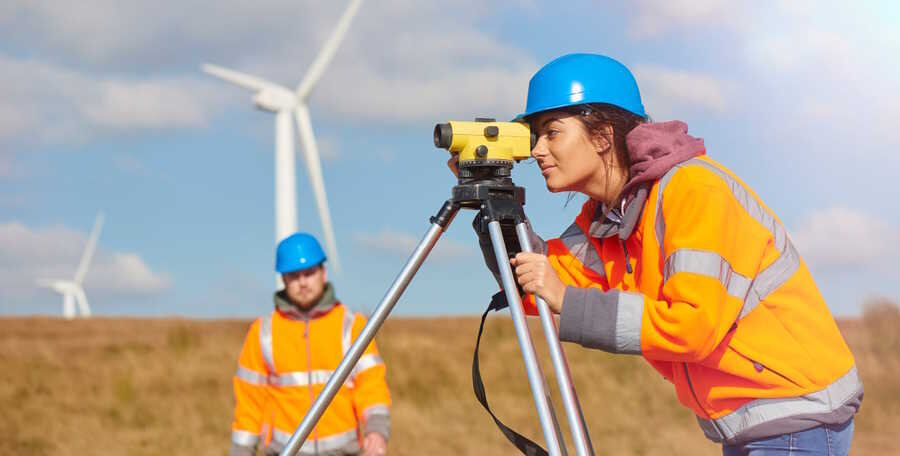 Все видели этих людей в жилетах. А чем они заняты?